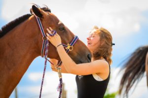 Meisje knuffelt met paard